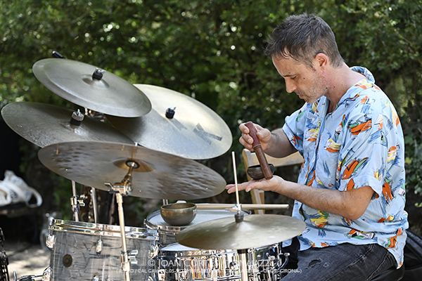 Tàlveg (Can Gavatx, 2026-09-05 / Batet de la Serra-Olot -Girona-) Por Joan Cortès [INSTANTZZ AKA Galería fotográfica AKA Fotoblog de jazz, impro… y algo más] - Tomajazz - Tàlveg actuó en Can Gavatx, Batet de la Serra-Olot -Girona-, el 5 de septiembre de 2026. Joan Cortès lo retrata en INSTANTZZ. Tàlveg son Marcel·lí Bayer, Ferran Fages, Oriol Roca