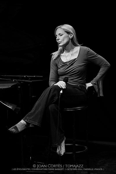 Verano Femenino 2026 (y II) Por Joan Cortès [INSTANTZZ AKA Galería fotográfica AKA Fotoblog de jazz, impro… y algo más] - Tomajazz - Segunda parte del especial Verano Femenino 2026 de Joan Cortès. Con imágenes de Sara Sánchez, Sophie Alour, Mariola Membrives, Núria Andorrà, Camille Maussion, Maïlys Marrone, Léa Ciechelski, Maria-Laura Baccarini, Sakina Abdou, Fanny Martin
