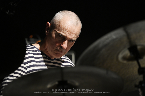 Claude Tchamitchian 5t «Unsung Heroes» (Les Émouvantes / CPBM, 2026-09-11 / Marseille -France-) [04] Por Joan Cortès [INSTANTZZ AKA Galería fotográfica AKA Fotoblog de jazz, impro… y algo más] - Tomajazz - Claude Tchamitchian 5t «Unsung Heroes» participó en Les Émouvantes en Marsella, Francia, el 11 de septiembre de 2026. Joan Cortès lo retrata en INSTANTZZ. Con Claude Tchamitchian, Sakina Abdou, Matthias Mahler, Fabrice Martínez, Christophe Marguet