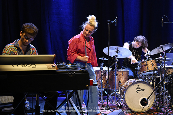 Jet Whistle (Les Émouvantes / CPBM, 2026-09-12 / Marseille -France-) [y 06] Por Joan Cortès [INSTANTZZ AKA Galería fotográfica AKA Fotoblog de jazz, impro… y algo más] - Tomajazz - El quinteto Jet Whistle actuó en Les Émouvantes en Marsella, Francia, el 12 de septiembre de 2026. Joan Cortès lo retrata en INSTANTZZ. Actuaron Fanny Martin, Jules Regard, Adlane Aliouche, Théo Fardèle, Sacha Souêtre 