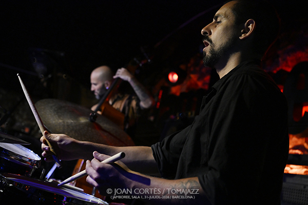 Hernán Jacinto “Gardel” (Jamboree, 2026-07-31 / Barcelona) Por Joan Cortès [INSTANTZZ AKA Galería fotográfica AKA Fotoblog de jazz, impro… y algo más] - Tomajazz - Hernán Jacinto “Gardel” actuó en Jamboree, Barcelona, el 31 de julio de 2026. Joan Cortès lo retrata en INSTANTZZ. Actuaron Hernán Jacinto, Flavio Romero, Fernando Moreno 