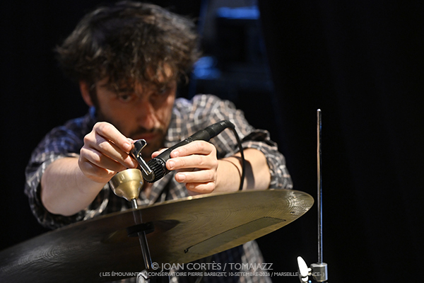 Léa Ciechelski 5t «Franges» (Les Émouvantes / CPBM, 2026-09-10 / Marseille) [02] Por Joan Cortès [INSTANTZZ AKA Galería fotográfica AKA Fotoblog de jazz, impro… y algo más] - Tomajazz - Léa Ciechelski 5t «Franges» actuó en Les Émouvantes 2026. Joan Cortès lo retrata en INSTANTZZ. Con