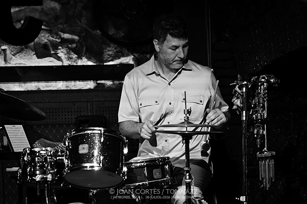 Sergi Sirvent “Aware” (Jamboree, 2026-07-28 / Barcelona) Por Joan Cortès [INSTANTZZ AKA Galería fotográfica AKA Fotoblog de jazz, impro… y algo más] - Tomajazz - Sergi Sirvent “Aware” actuó en Jamboree, Barcelona, el 28 de julio de 2026. Joan Cortès lo retrata en INSTANTZZ. Con