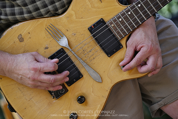 Tàlveg (Can Gavatx, 2026-09-05 / Batet de la Serra-Olot -Girona-) Por Joan Cortès [INSTANTZZ AKA Galería fotográfica AKA Fotoblog de jazz, impro… y algo más] - Tomajazz - Tàlveg actuó en Can Gavatx, Batet de la Serra-Olot -Girona-, el 5 de septiembre de 2026. Joan Cortès lo retrata en INSTANTZZ. Tàlveg son Marcel·lí Bayer, Ferran Fages, Oriol Roca