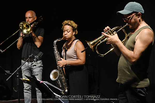 Claude Tchamitchian 5t «Unsung Heroes» (Les Émouvantes / CPBM, 2026-09-11 / Marseille -France-) [04] Por Joan Cortès [INSTANTZZ AKA Galería fotográfica AKA Fotoblog de jazz, impro… y algo más] - Tomajazz - Claude Tchamitchian 5t «Unsung Heroes» participó en Les Émouvantes en Marsella, Francia, el 11 de septiembre de 2026. Joan Cortès lo retrata en INSTANTZZ. Con Claude Tchamitchian, Sakina Abdou, Matthias Mahler, Fabrice Martínez, Christophe Marguet
