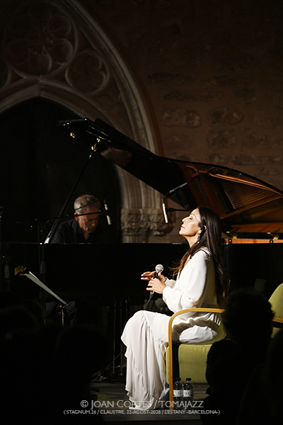 Mariola Membrives & Albert Bover (Stagnum.26 / Claustre, 2026-08-22 / L’Estany -Barcelona-) Por Joan Cortès [INSTANTZZ AKA Galería fotográfica AKA Fotoblog de jazz, impro… y algo más] - Tomajazz - Mariola Membrives & Albert Bover actuó en Stagnum.26 en L'Estany, Barcelona, el 22 de agosto de 2026. Joan Cortès lo retrata en INSTANTZZ