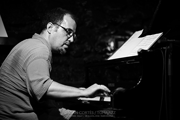 Sergi Sirvent “Aware” (Jamboree, 2026-07-28 / Barcelona) Por Joan Cortès [INSTANTZZ AKA Galería fotográfica AKA Fotoblog de jazz, impro… y algo más] - Tomajazz - Sergi Sirvent “Aware” actuó en Jamboree, Barcelona, el 28 de julio de 2026. Joan Cortès lo retrata en INSTANTZZ. Con