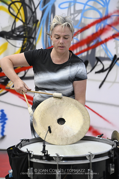 Andorrà - Suso33 - Mateu “Ignició 360” (TR-FdC, 2026-08-26 / Cardedeu -Barcelona-) Por Joan Cortès [INSTANTZZ AKA Galería fotográfica AKA Fotoblog de jazz, impro… y algo más] - Tomajazz - Andorrà - Suso33 - Mateu “Ignició 360” actuaron en Tèxtil Rase - Fàbrica de Cultura (Cardedeu -Barcelona-) el 26 de agosto de 2026. Joan Cortès lo retrata en INSTANTZZ. Andorrà - Suso33 - Mateu “Ignició 360” son Núria Andorrà, Suso33, Roc Mateu 