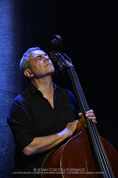 Claude Tchamitchian 5t «Unsung Heroes» (Les Émouvantes / CPBM, 2026-09-11 / Marseille -France-) [04] Por Joan Cortès [INSTANTZZ AKA Galería fotográfica AKA Fotoblog de jazz, impro… y algo más] - Tomajazz - Claude Tchamitchian 5t «Unsung Heroes» participó en Les Émouvantes en Marsella, Francia, el 11 de septiembre de 2026. Joan Cortès lo retrata en INSTANTZZ. Con Claude Tchamitchian, Sakina Abdou, Matthias Mahler, Fabrice Martínez, Christophe Marguet