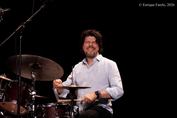 Trío Corrente "Vinte e cinco" (VICALJAZZ. Festival de Jazz de Vicálvaro C.C. Fuente de San Pedro-Valderrivas. 2026-10-16) Por Enrique Farelo [Grabación de jazz] - Tomajazz - Trío Corrente "Vinte e cinco" actuó en VICALJAZZ, Festival de Jazz de Vicálvaro, el 16 de octubre de 2026. Enrique Farelo relata el concierto. Con