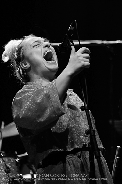 Verano Femenino 2026 (y II) Por Joan Cortès [INSTANTZZ AKA Galería fotográfica AKA Fotoblog de jazz, impro… y algo más] - Tomajazz - Segunda parte del especial Verano Femenino 2026 de Joan Cortès. Con imágenes de Sara Sánchez, Sophie Alour, Mariola Membrives, Núria Andorrà, Camille Maussion, Maïlys Marrone, Léa Ciechelski, Maria-Laura Baccarini, Sakina Abdou, Fanny Martin