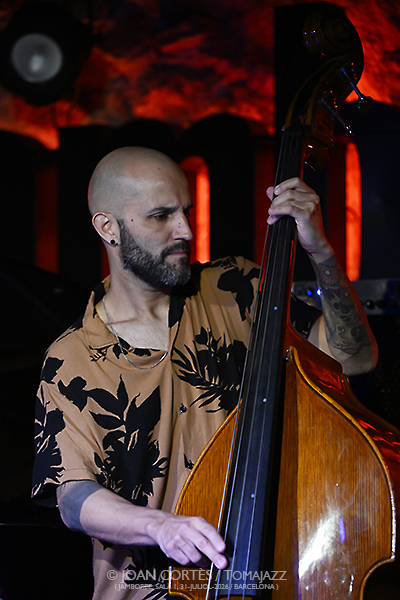 Hernán Jacinto “Gardel” (Jamboree, 2026-07-31 / Barcelona) Por Joan Cortès [INSTANTZZ AKA Galería fotográfica AKA Fotoblog de jazz, impro… y algo más] - Tomajazz - Hernán Jacinto “Gardel” actuó en Jamboree, Barcelona, el 31 de julio de 2026. Joan Cortès lo retrata en INSTANTZZ. Actuaron Hernán Jacinto, Flavio Romero, Fernando Moreno 