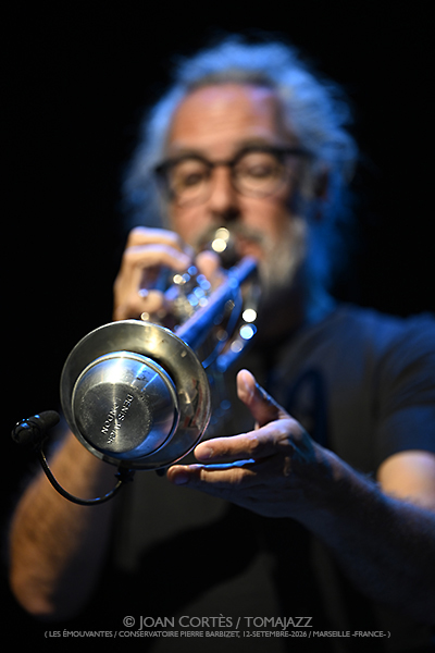 Journal Intime (Les Émouvantes / CPBM, 2026-09-12 / Marseille -France-) [05] Por Joan Cortès [INSTANTZZ AKA Galería fotográfica AKA Fotoblog de jazz, impro… y algo más] - Tomajazz - El proyecto Journal Intime participó en Les Émouvantes en Marsella, el 12 de septiembre de 2026. Joan Cortès lo retrata en INSTANTZZ . Actuaron Sylvain Bardiau, Fred Gastard, Matthias Mahler