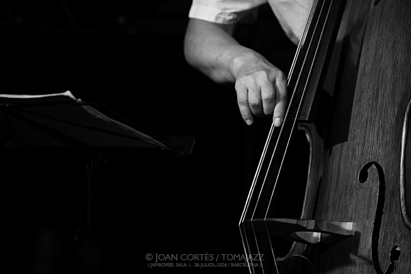 Sergi Sirvent “Aware” (Jamboree, 2026-07-28 / Barcelona) Por Joan Cortès [INSTANTZZ AKA Galería fotográfica AKA Fotoblog de jazz, impro… y algo más] - Tomajazz - Sergi Sirvent “Aware” actuó en Jamboree, Barcelona, el 28 de julio de 2026. Joan Cortès lo retrata en INSTANTZZ. Con