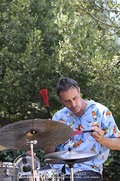 Tàlveg (Can Gavatx, 2026-09-05 / Batet de la Serra-Olot -Girona-) Por Joan Cortès [INSTANTZZ AKA Galería fotográfica AKA Fotoblog de jazz, impro… y algo más] - Tomajazz - Tàlveg actuó en Can Gavatx, Batet de la Serra-Olot -Girona-, el 5 de septiembre de 2026. Joan Cortès lo retrata en INSTANTZZ. Tàlveg son Marcel·lí Bayer, Ferran Fages, Oriol Roca