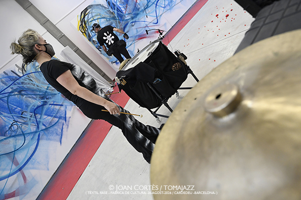 Andorrà - Suso33 - Mateu “Ignició 360” (TR-FdC, 2026-08-26 / Cardedeu -Barcelona-) Por Joan Cortès [INSTANTZZ AKA Galería fotográfica AKA Fotoblog de jazz, impro… y algo más] - Tomajazz - Andorrà - Suso33 - Mateu “Ignició 360” actuaron en Tèxtil Rase - Fàbrica de Cultura (Cardedeu -Barcelona-) el 26 de agosto de 2026. Joan Cortès lo retrata en INSTANTZZ. Andorrà - Suso33 - Mateu “Ignició 360” son Núria Andorrà, Suso33, Roc Mateu 