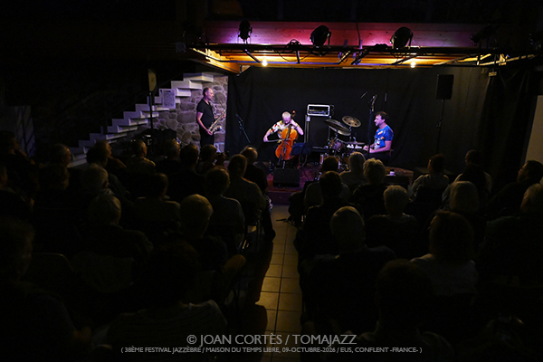 Darrifourcq-Hermia-Ceccaldi (38è Jazzèbre / Maison du Temps Libre, 2026-10-09 / Perpignan -France-) [1] Por Joan Cortès [INSTANTZZ AKA Galería fotográfica AKA Fotoblog de jazz, impro… y algo más] - Tomajazz - Darrifourcq-Hermia-Ceccaldi actuó en el 38è Jazzèbre 2026 en Perpignan -France-, el 9 de octubre de 2026. Joan Cortès lo retrata en INSTANTZZ. Con Sylvain Darrifourcq, Manuel Hermia, Valentin Ceccaldi 