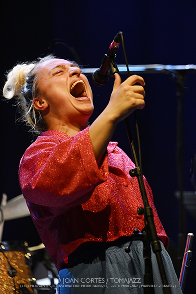 Jet Whistle (Les Émouvantes / CPBM, 2026-09-12 / Marseille -France-) [y 06] Por Joan Cortès [INSTANTZZ AKA Galería fotográfica AKA Fotoblog de jazz, impro… y algo más] - Tomajazz - El quinteto Jet Whistle actuó en Les Émouvantes en Marsella, Francia, el 12 de septiembre de 2026. Joan Cortès lo retrata en INSTANTZZ. Actuaron Fanny Martin, Jules Regard, Adlane Aliouche, Théo Fardèle, Sacha Souêtre 