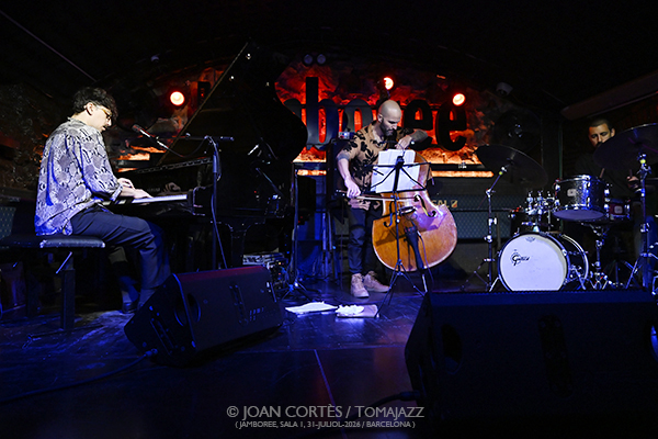 Hernán Jacinto “Gardel” (Jamboree, 2026-07-31 / Barcelona) Por Joan Cortès [INSTANTZZ AKA Galería fotográfica AKA Fotoblog de jazz, impro… y algo más] - Tomajazz - Hernán Jacinto “Gardel” actuó en Jamboree, Barcelona, el 31 de julio de 2026. Joan Cortès lo retrata en INSTANTZZ. Actuaron Hernán Jacinto, Flavio Romero, Fernando Moreno 