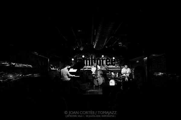 Sergi Sirvent “Aware” (Jamboree, 2026-07-28 / Barcelona) Por Joan Cortès [INSTANTZZ AKA Galería fotográfica AKA Fotoblog de jazz, impro… y algo más] - Tomajazz - Sergi Sirvent “Aware” actuó en Jamboree, Barcelona, el 28 de julio de 2026. Joan Cortès lo retrata en INSTANTZZ. Con
