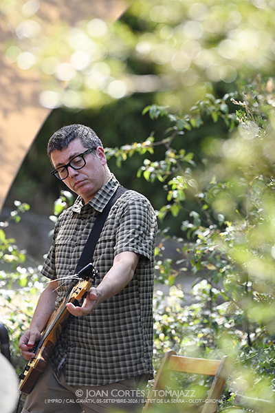 Tàlveg (Can Gavatx, 2026-09-05 / Batet de la Serra-Olot -Girona-) Por Joan Cortès [INSTANTZZ AKA Galería fotográfica AKA Fotoblog de jazz, impro… y algo más] - Tomajazz - Tàlveg actuó en Can Gavatx, Batet de la Serra-Olot -Girona-, el 5 de septiembre de 2026. Joan Cortès lo retrata en INSTANTZZ. Tàlveg son Marcel·lí Bayer, Ferran Fages, Oriol Roca
