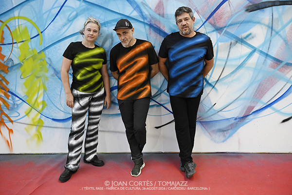 Andorrà - Suso33 - Mateu “Ignició 360” (TR-FdC, 2026-08-26 / Cardedeu -Barcelona-) Por Joan Cortès [INSTANTZZ AKA Galería fotográfica AKA Fotoblog de jazz, impro… y algo más] - Tomajazz - Andorrà - Suso33 - Mateu “Ignició 360” actuaron en Tèxtil Rase - Fàbrica de Cultura (Cardedeu -Barcelona-) el 26 de agosto de 2026. Joan Cortès lo retrata en INSTANTZZ. Andorrà - Suso33 - Mateu “Ignició 360” son Núria Andorrà, Suso33, Roc Mateu 