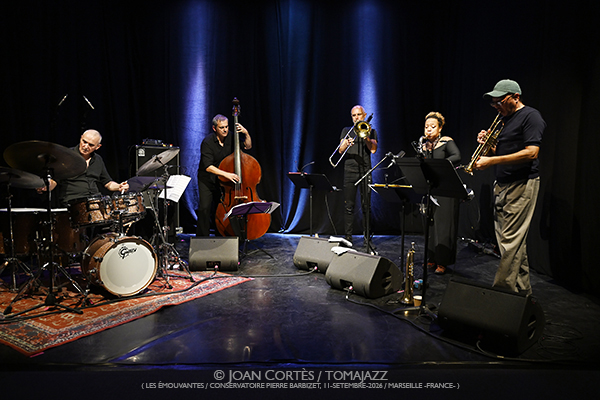 Claude Tchamitchian 5t «Unsung Heroes» (Les Émouvantes / CPBM, 2026-09-11 / Marseille -France-) [04] Por Joan Cortès [INSTANTZZ AKA Galería fotográfica AKA Fotoblog de jazz, impro… y algo más] - Tomajazz - Claude Tchamitchian 5t «Unsung Heroes» participó en Les Émouvantes en Marsella, Francia, el 11 de septiembre de 2026. Joan Cortès lo retrata en INSTANTZZ. Con Claude Tchamitchian, Sakina Abdou, Matthias Mahler, Fabrice Martínez, Christophe Marguet
