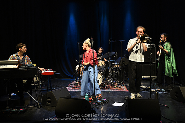 Jet Whistle (Les Émouvantes / CPBM, 2026-09-12 / Marseille -France-) [y 06] Por Joan Cortès [INSTANTZZ AKA Galería fotográfica AKA Fotoblog de jazz, impro… y algo más] - Tomajazz - El quinteto Jet Whistle actuó en Les Émouvantes en Marsella, Francia, el 12 de septiembre de 2026. Joan Cortès lo retrata en INSTANTZZ. Actuaron Fanny Martin, Jules Regard, Adlane Aliouche, Théo Fardèle, Sacha Souêtre 