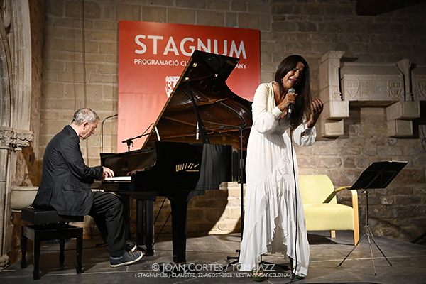 Mariola Membrives & Albert Bover (Stagnum.26 / Claustre, 2026-08-22 / L’Estany -Barcelona-) Por Joan Cortès [INSTANTZZ AKA Galería fotográfica AKA Fotoblog de jazz, impro… y algo más] - Tomajazz - Mariola Membrives & Albert Bover actuó en Stagnum.26 en L'Estany, Barcelona, el 22 de agosto de 2026. Joan Cortès lo retrata en INSTANTZZ