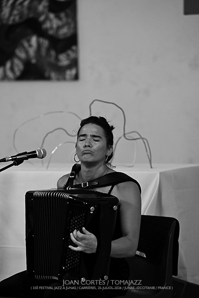 Verano Femenino 2026 (I) Por Joan Cortès [INSTANTZZ AKA Galería fotográfica AKA Fotoblog de jazz, impro… y algo más] - Tomajazz - Tras el final de cada estación, un clásico de Joan Cortès. En octubre es el turno de Verano Femenino 2026