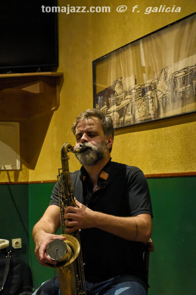 Albert Cirera & Pedro Mari Martín (Juan Sebastián Bar, Huesca. 2026-10-01) Por Fabio Galicia [INSTANTZZ AKA Galería fotográfica AKA Fotoblog de jazz, impro… y algo más] - Tomajazz - Albert Cirera & Pedro Mari Martín abrieron la temporada 2026-27 del Juan Sebastián Bar de Huesca, el 1 de octubre de 2026. Fabio Galicia lo retrata en INSTANTZZ