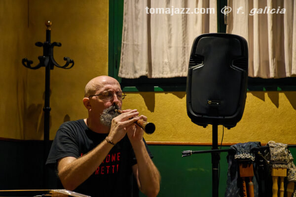 Albert Cirera & Pedro Mari Martín (Juan Sebastián Bar, Huesca. 2026-10-01) Por Fabio Galicia [INSTANTZZ AKA Galería fotográfica AKA Fotoblog de jazz, impro… y algo más] - Tomajazz - Albert Cirera & Pedro Mari Martín abrieron la temporada 2026-27 del Juan Sebastián Bar de Huesca, el 1 de octubre de 2026. Fabio Galicia lo retrata en INSTANTZZ