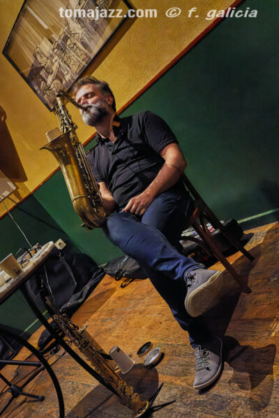 Albert Cirera & Pedro Mari Martín (Juan Sebastián Bar, Huesca. 2026-10-01) Por Fabio Galicia [INSTANTZZ AKA Galería fotográfica AKA Fotoblog de jazz, impro… y algo más] - Tomajazz - Albert Cirera & Pedro Mari Martín abrieron la temporada 2026-27 del Juan Sebastián Bar de Huesca, el 1 de octubre de 2026. Fabio Galicia lo retrata en INSTANTZZ