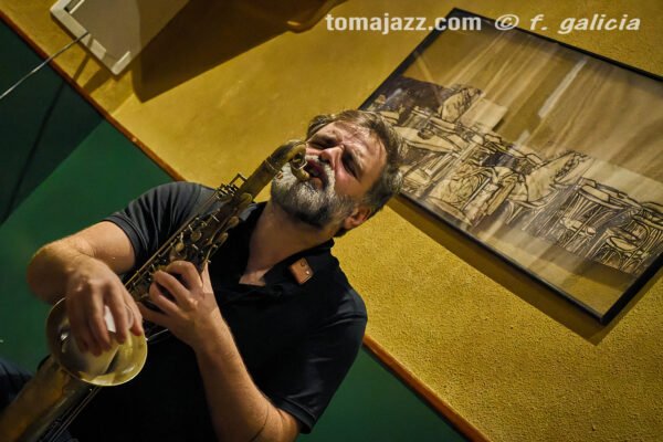 Albert Cirera & Pedro Mari Martín (Juan Sebastián Bar, Huesca. 2026-10-01) Por Fabio Galicia [INSTANTZZ AKA Galería fotográfica AKA Fotoblog de jazz, impro… y algo más] - Tomajazz - Albert Cirera & Pedro Mari Martín abrieron la temporada 2026-27 del Juan Sebastián Bar de Huesca, el 1 de octubre de 2026. Fabio Galicia lo retrata en INSTANTZZ