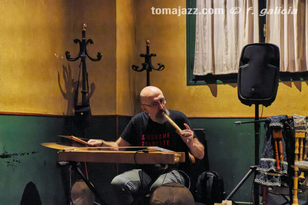 Albert Cirera & Pedro Mari Martín (Juan Sebastián Bar, Huesca. 2026-10-01) Por Fabio Galicia [INSTANTZZ AKA Galería fotográfica AKA Fotoblog de jazz, impro… y algo más] - Tomajazz - Albert Cirera & Pedro Mari Martín abrieron la temporada 2026-27 del Juan Sebastián Bar de Huesca, el 1 de octubre de 2026. Fabio Galicia lo retrata en INSTANTZZ