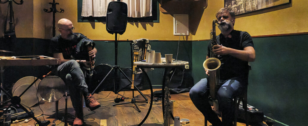 Albert Cirera & Pedro Mari Martín (Juan Sebastián Bar, Huesca. 2026-10-01) Por Fabio Galicia [INSTANTZZ AKA Galería fotográfica AKA Fotoblog de jazz, impro… y algo más] - Tomajazz - Albert Cirera & Pedro Mari Martín abrieron la temporada 2026-27 del Juan Sebastián Bar de Huesca, el 1 de octubre de 2026. Fabio Galicia lo retrata en INSTANTZZ