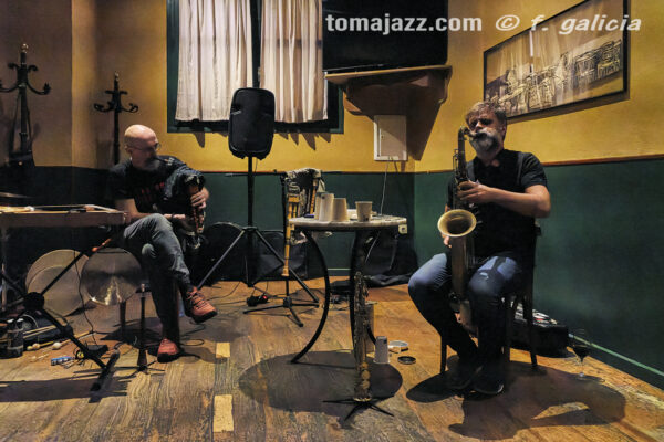 Albert Cirera & Pedro Mari Martín (Juan Sebastián Bar, Huesca. 2026-10-01) Por Fabio Galicia [INSTANTZZ AKA Galería fotográfica AKA Fotoblog de jazz, impro… y algo más] - Tomajazz - Albert Cirera & Pedro Mari Martín abrieron la temporada 2026-27 del Juan Sebastián Bar de Huesca, el 1 de octubre de 2026. Fabio Galicia lo retrata en INSTANTZZ