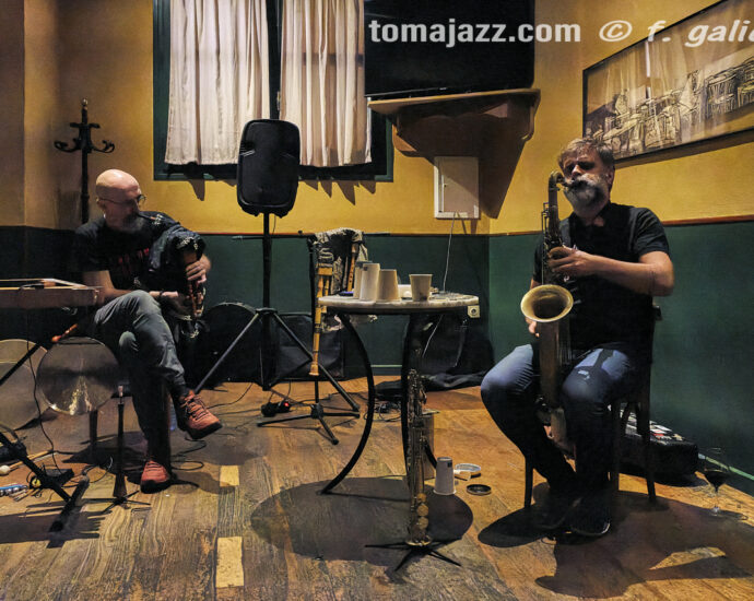 Albert Cirera & Pedro Mari Martín (Juan Sebastián Bar, Huesca. 2026-10-01) Por Fabio Galicia [INSTANTZZ AKA Galería fotográfica AKA Fotoblog de jazz, impro… y algo más] - Tomajazz - Albert Cirera & Pedro Mari Martín abrieron la temporada 2026-27 del Juan Sebastián Bar de Huesca, el 1 de octubre de 2026. Fabio Galicia lo retrata en INSTANTZZ