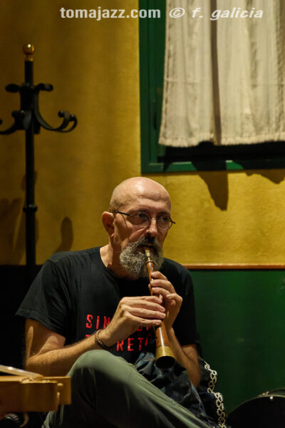 Albert Cirera & Pedro Mari Martín (Juan Sebastián Bar, Huesca. 2026-10-01) Por Fabio Galicia [INSTANTZZ AKA Galería fotográfica AKA Fotoblog de jazz, impro… y algo más] - Tomajazz - Albert Cirera & Pedro Mari Martín abrieron la temporada 2026-27 del Juan Sebastián Bar de Huesca, el 1 de octubre de 2026. Fabio Galicia lo retrata en INSTANTZZ
