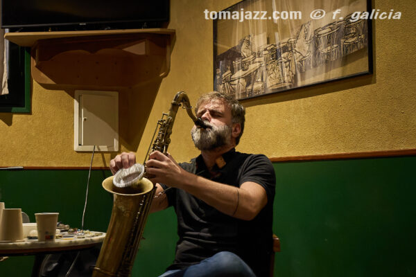 Albert Cirera & Pedro Mari Martín (Juan Sebastián Bar, Huesca. 2026-10-01) Por Fabio Galicia [INSTANTZZ AKA Galería fotográfica AKA Fotoblog de jazz, impro… y algo más] - Tomajazz - Albert Cirera & Pedro Mari Martín abrieron la temporada 2026-27 del Juan Sebastián Bar de Huesca, el 1 de octubre de 2026. Fabio Galicia lo retrata en INSTANTZZ