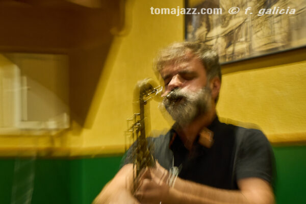 Albert Cirera & Pedro Mari Martín (Juan Sebastián Bar, Huesca. 2026-10-01) Por Fabio Galicia [INSTANTZZ AKA Galería fotográfica AKA Fotoblog de jazz, impro… y algo más] - Tomajazz - Albert Cirera & Pedro Mari Martín abrieron la temporada 2026-27 del Juan Sebastián Bar de Huesca, el 1 de octubre de 2026. Fabio Galicia lo retrata en INSTANTZZ