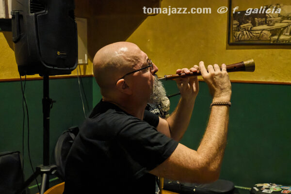 Albert Cirera & Pedro Mari Martín (Juan Sebastián Bar, Huesca. 2026-10-01) Por Fabio Galicia [INSTANTZZ AKA Galería fotográfica AKA Fotoblog de jazz, impro… y algo más] - Tomajazz - Albert Cirera & Pedro Mari Martín abrieron la temporada 2026-27 del Juan Sebastián Bar de Huesca, el 1 de octubre de 2026. Fabio Galicia lo retrata en INSTANTZZ