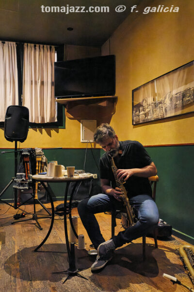 Albert Cirera & Pedro Mari Martín (Juan Sebastián Bar, Huesca. 2026-10-01) Por Fabio Galicia [INSTANTZZ AKA Galería fotográfica AKA Fotoblog de jazz, impro… y algo más] - Tomajazz - Albert Cirera & Pedro Mari Martín abrieron la temporada 2026-27 del Juan Sebastián Bar de Huesca, el 1 de octubre de 2026. Fabio Galicia lo retrata en INSTANTZZ