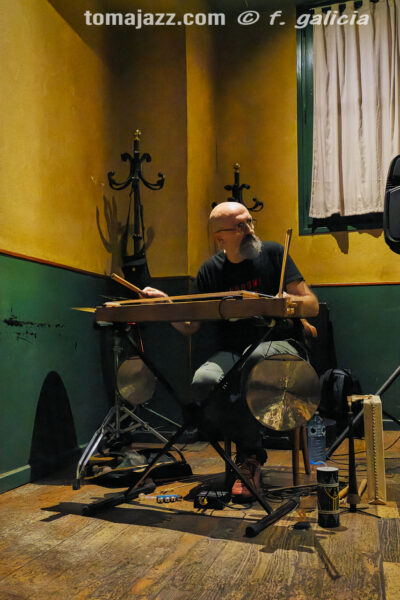 Albert Cirera & Pedro Mari Martín (Juan Sebastián Bar, Huesca. 2026-10-01) Por Fabio Galicia [INSTANTZZ AKA Galería fotográfica AKA Fotoblog de jazz, impro… y algo más] - Tomajazz - Albert Cirera & Pedro Mari Martín abrieron la temporada 2026-27 del Juan Sebastián Bar de Huesca, el 1 de octubre de 2026. Fabio Galicia lo retrata en INSTANTZZ