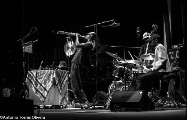 Kris Davis Trío/ Isaiah Collier Quartet (49 Festival de Jazz de Vitoria-Gasteiz 2026. 2026-07-16 y 18) Por Antonio Torres y Pepe Mateos [Conciertos de Jazz] - Tomajazz - Kris Davis Trío / Isaiah Collier Quartet actuaron en el 49 Festival de Jazz de Vitoria-Gasteiz 2026. Antonio Torres y Pepe Mateos relatan y retratan los conciertos. Con Kris Davis, Robert Hurst, Johnathan Blake, Isaiah Collier, Conway Campbell, Davis Whitfield, Tim Regis