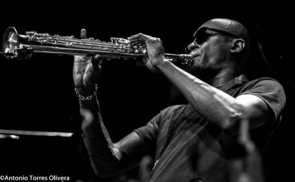 Kris Davis Trío/ Isaiah Collier Quartet (49 Festival de Jazz de Vitoria-Gasteiz 2026. 2026-07-16 y 18) Por Antonio Torres y Pepe Mateos [Conciertos de Jazz] - Tomajazz - Kris Davis Trío / Isaiah Collier Quartet actuaron en el 49 Festival de Jazz de Vitoria-Gasteiz 2026. Antonio Torres y Pepe Mateos relatan y retratan los conciertos. Con Kris Davis, Robert Hurst, Johnathan Blake, Isaiah Collier, Conway Campbell, Davis Whitfield, Tim Regis