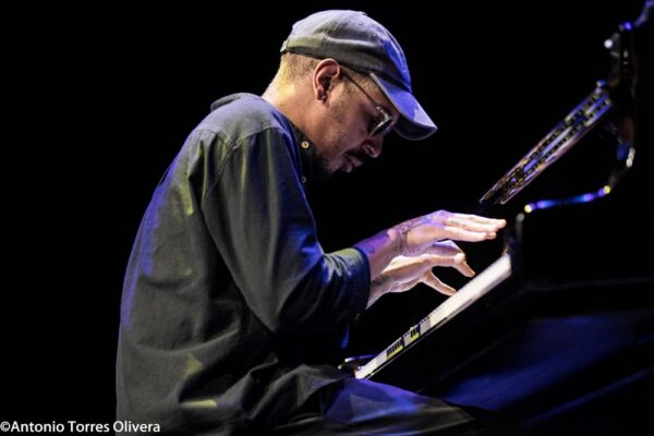 Kris Davis Trío/ Isaiah Collier Quartet (49 Festival de Jazz de Vitoria-Gasteiz 2026. 2026-07-16 y 18) Por Antonio Torres y Pepe Mateos [Conciertos de Jazz] - Tomajazz - Kris Davis Trío / Isaiah Collier Quartet actuaron en el 49 Festival de Jazz de Vitoria-Gasteiz 2026. Antonio Torres y Pepe Mateos relatan y retratan los conciertos. Con Kris Davis, Robert Hurst, Johnathan Blake, Isaiah Collier, Conway Campbell, Davis Whitfield, Tim Regis
