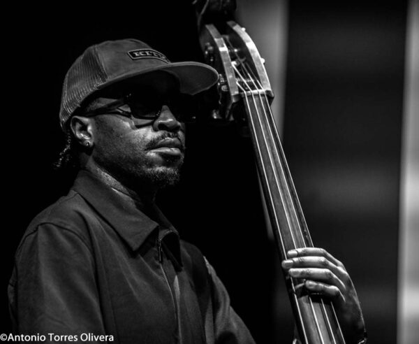 Kris Davis Trío/ Isaiah Collier Quartet (49 Festival de Jazz de Vitoria-Gasteiz 2026. 2026-07-16 y 18) Por Antonio Torres y Pepe Mateos [Conciertos de Jazz] - Tomajazz - Kris Davis Trío / Isaiah Collier Quartet actuaron en el 49 Festival de Jazz de Vitoria-Gasteiz 2026. Antonio Torres y Pepe Mateos relatan y retratan los conciertos. Con Kris Davis, Robert Hurst, Johnathan Blake, Isaiah Collier, Conway Campbell, Davis Whitfield, Tim Regis