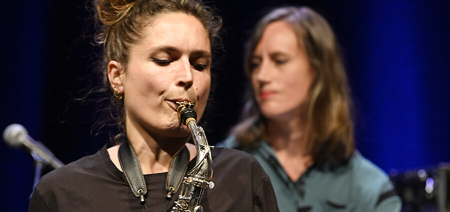 Léa Ciechelski 5t «Franges» (Les Émouvantes / CPBM, 2026-09-10 / Marseille) [02] Por Joan Cortès [INSTANTZZ AKA Galería fotográfica AKA Fotoblog de jazz, impro… y algo más] - Tomajazz - Léa Ciechelski 5t «Franges» actuó en Les Émouvantes 2026. Joan Cortès lo retrata en INSTANTZZ. Con Léa Ciechelski, Mailys Marrone, Hector Lena-Schroll, Vincent Audusseau, Axel Gaudron, Sylvain Rabourdin