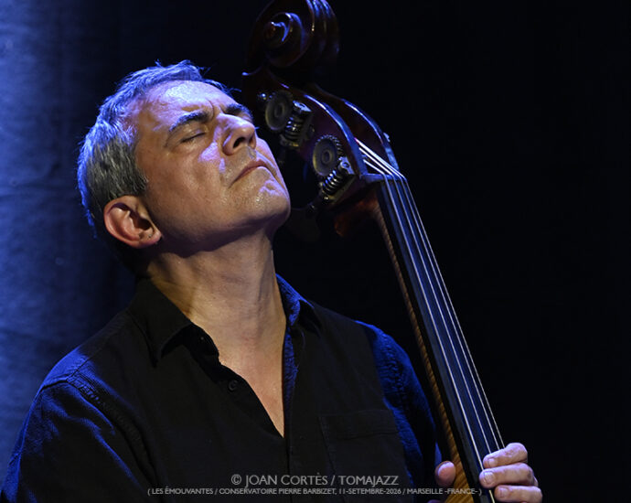 Claude Tchamitchian 5t «Unsung Heroes» (Les Émouvantes / CPBM, 2026-09-11 / Marseille -France-) [04] Por Joan Cortès [INSTANTZZ AKA Galería fotográfica AKA Fotoblog de jazz, impro… y algo más] - Tomajazz - Claude Tchamitchian 5t «Unsung Heroes» participó en Les Émouvantes en Marsella, Francia, el 11 de septiembre de 2026. Joan Cortès lo retrata en INSTANTZZ. Con Claude Tchamitchian, Sakina Abdou, Matthias Mahler, Fabrice Martínez, Christophe Marguet